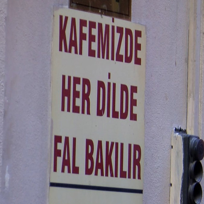 İstanbul'da 'fal kafeler' gün geçtikçe artıyor. Kafe olarak gözüken işyerlerinde, 100 ile 300 TL arasında değişen ücretle kahve, el, tarot ve iskambil falı bakıldığı öğrenildi.