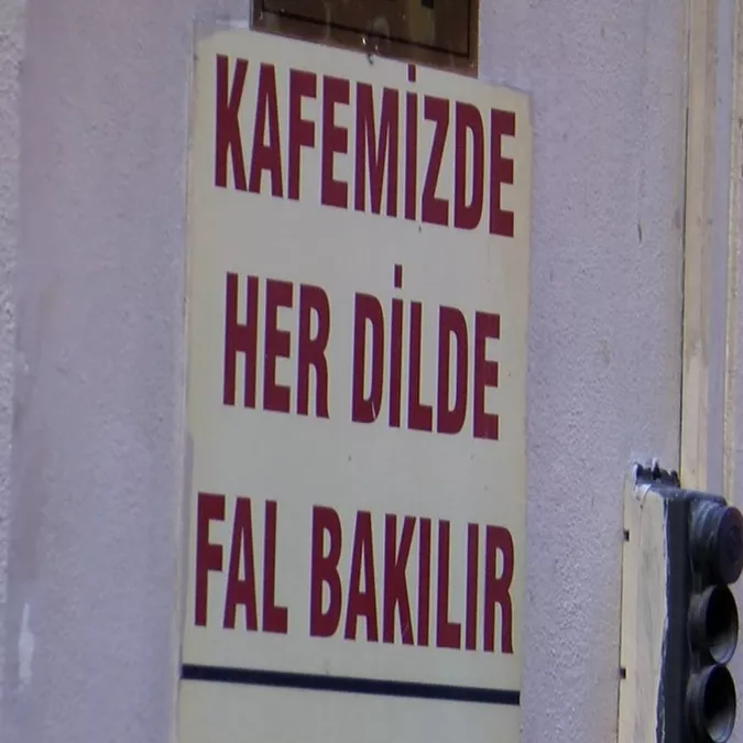 İstanbul'da 'fal kafeler' gün geçtikçe artıyor. Kafe olarak gözüken işyerlerinde, 100 ile 300 tl arasında değişen ücretle kahve, el, tarot ve iskambil falı bakıldığı öğrenildi.