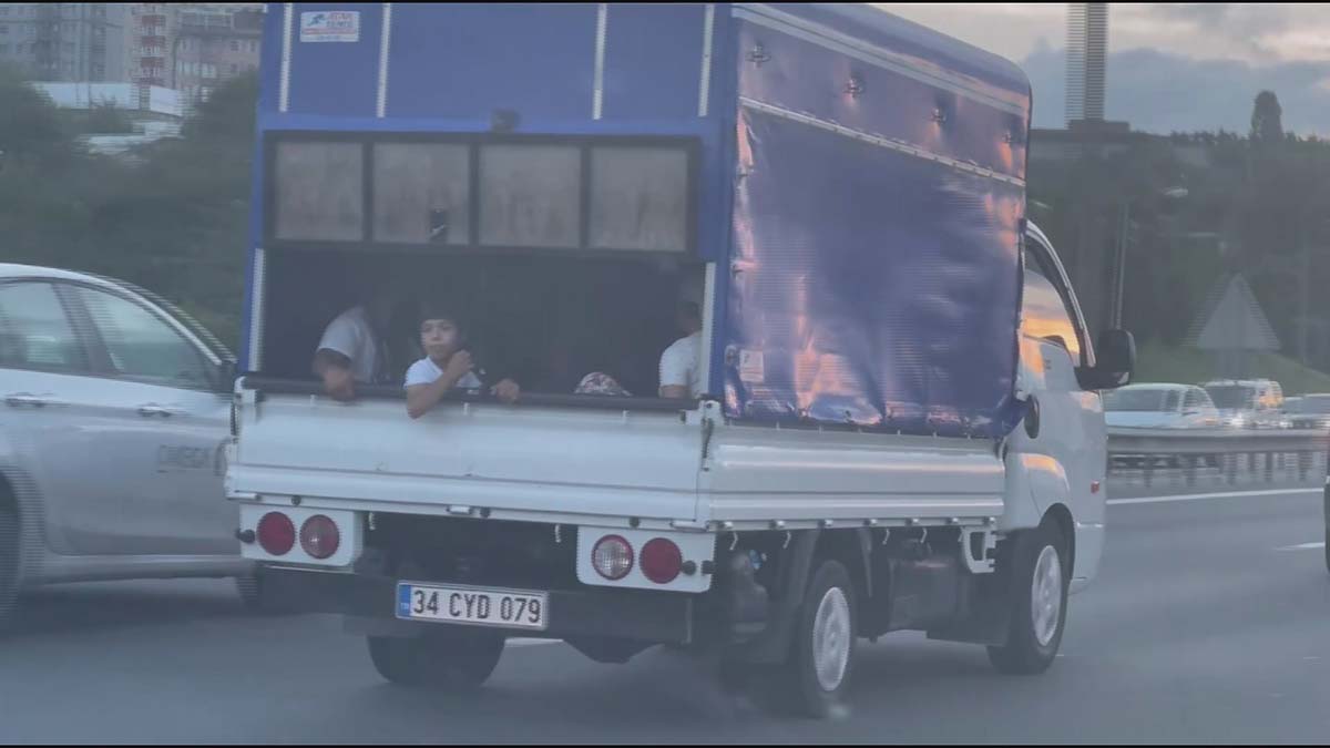 Kamyonet kasasında yolculuk