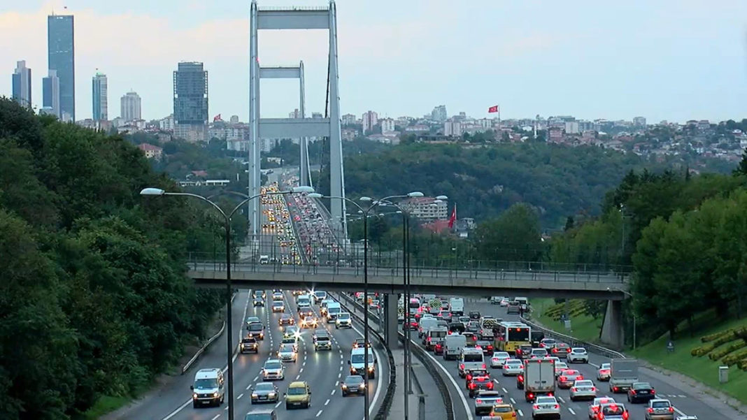 İstanbul'da ders zilinin çalmasına saatler kala trafik yoğunlaştı
