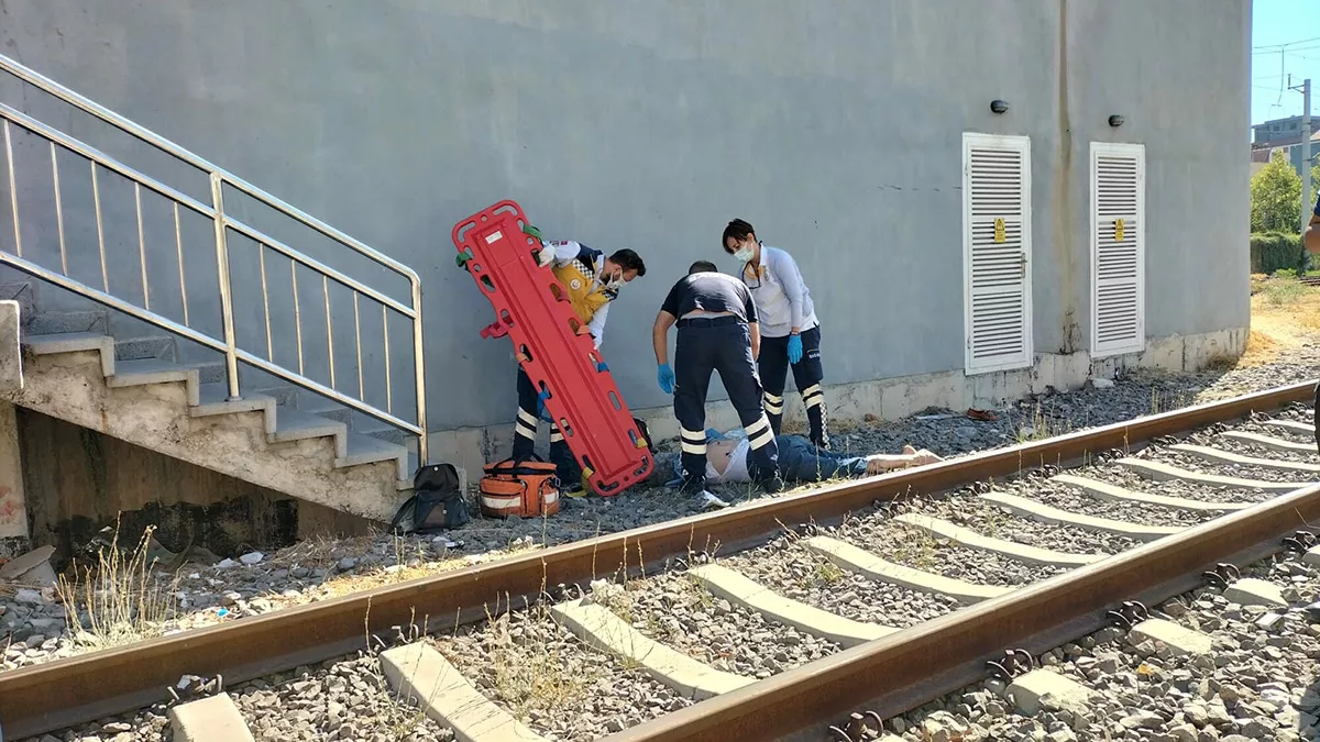 İzban istasyonunda raylara yaklaşan kadına tren çarptı