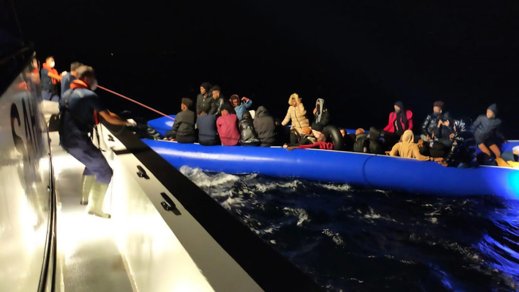 Türk karasularına geri itilen 259 kaçak göçmen kurtarıldı