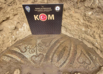İzmir'de 2 bin yıllık mozaik ele geçirildi