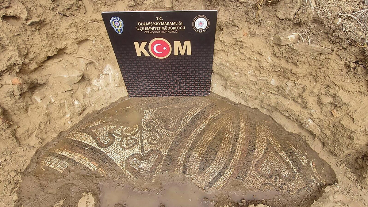 İzmir'de 2 bin yıllık mozaik ele geçirildi