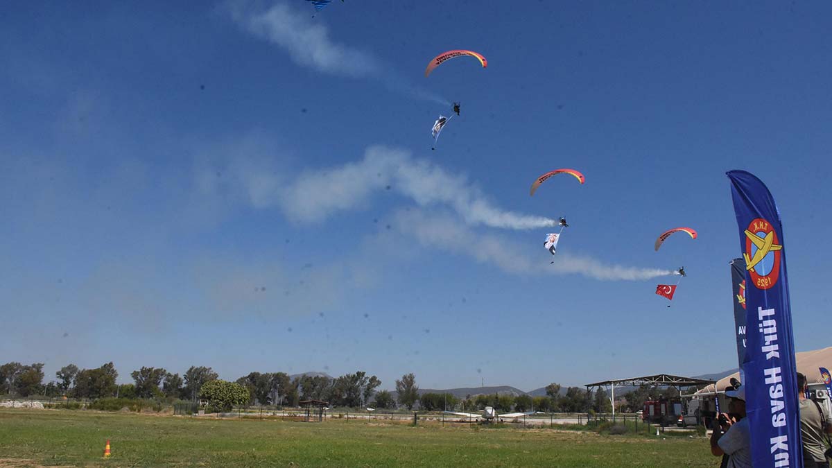 İzmir'in Selçuk ilçesindeki Efes Havalimanı'nda, bu yıl 48'incisi düzenlenen Türkiye Paraşüt Şampiyonası, 100'ün üzerinde sporcu ve takımın katılımıyla başladı. Paraşütçüler, açılışa özel uçak geçişi ve motorlu yamaç paraşütü gösterileri sundu.