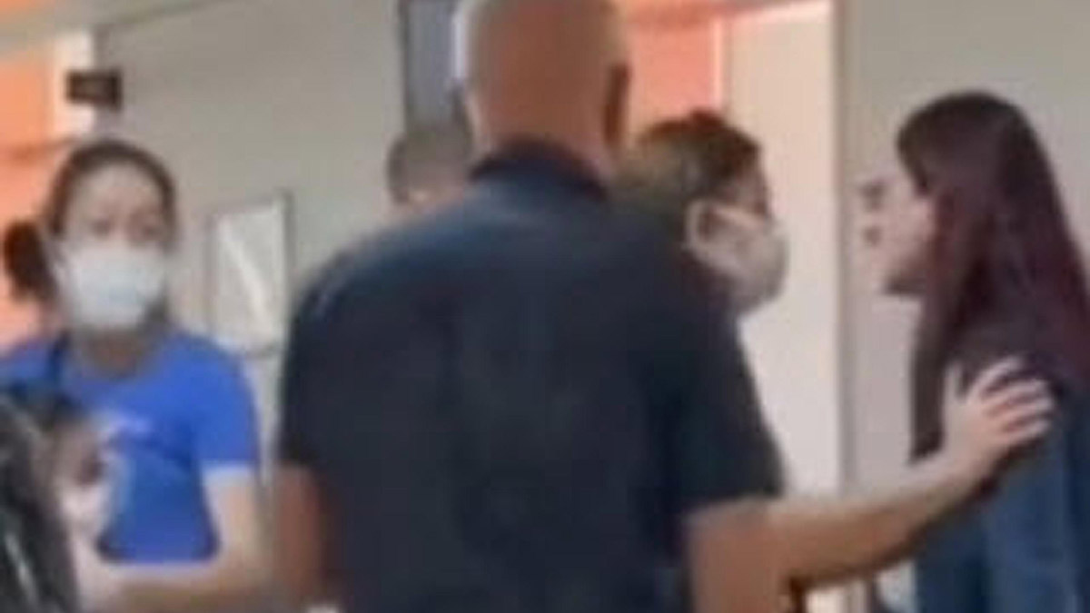 Anne ile doktor arasında yaşanan tartışma kamerada