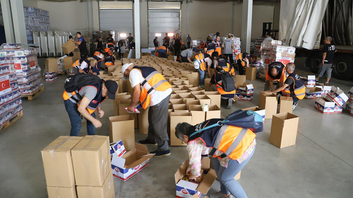 2 TIR dolusu gıda paketi Pakistan'a gönderildi