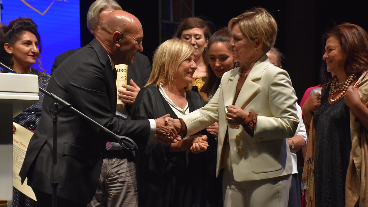 İzmir, Avrupa Konseyi Parlamenter Meclisi (AKPM) tarafından Avrupa şehirlerine verilen en prestijli ödül olan 2022 Avrupa Ödülü'ne layık görüldü.