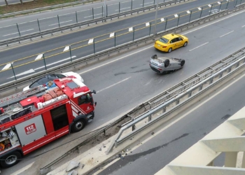Otomobil bariyere çarptıktan sonra takla attı
