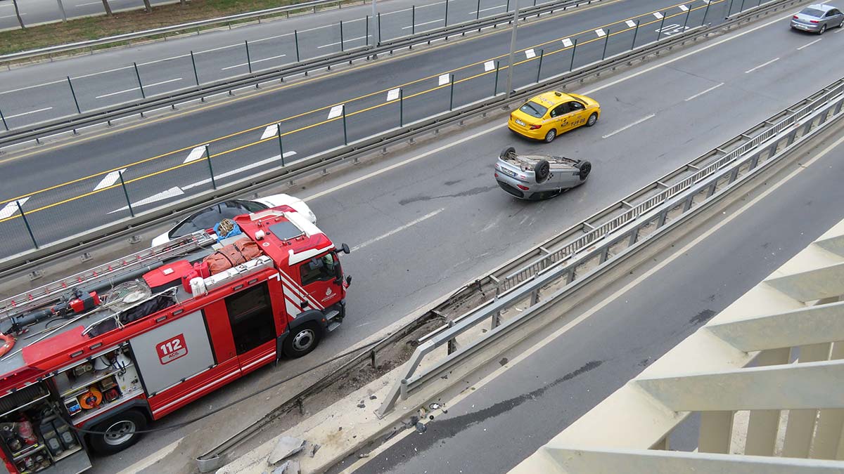 Otomobil bariyere çarptıktan sonra takla attı