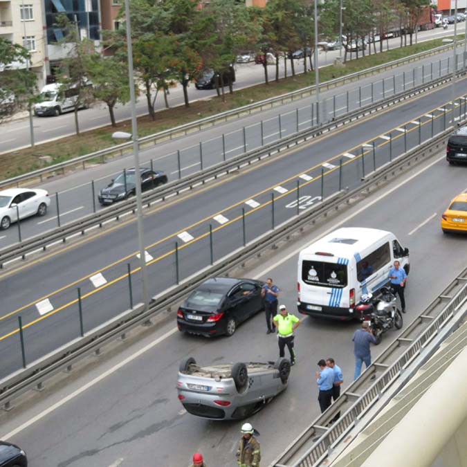 Otomobil bariyere çarptıktan sonra takla attı