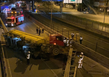 Kadıköy'de hafriyat yüklü TIR çevre yoluna uçtu
