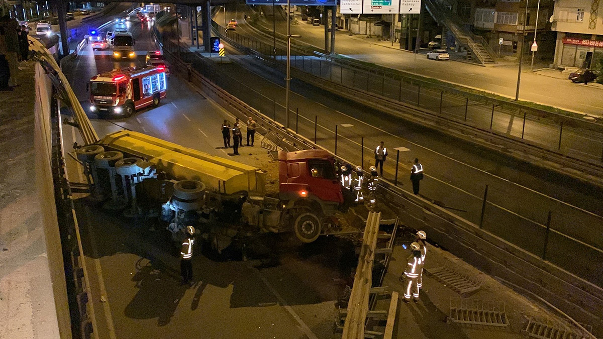 Kadıköy'de hafriyat yüklü TIR çevre yoluna uçtu