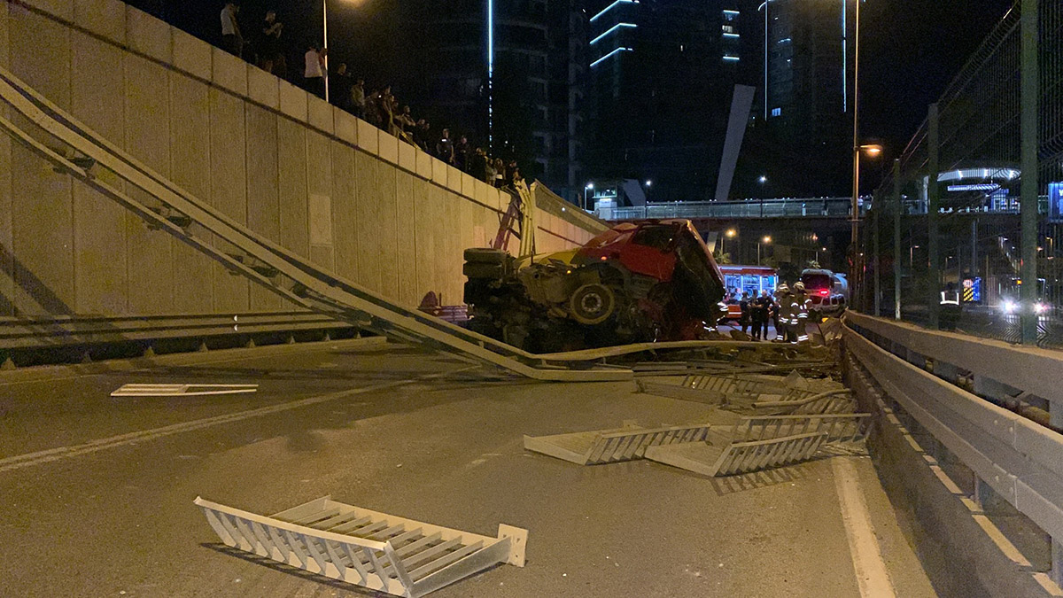 Kadıköy'de hafriyat yüklü TIR çevre yoluna uçtu
