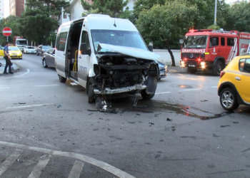 İşçileri taşıyan iki servis minibüsü çarpıştı