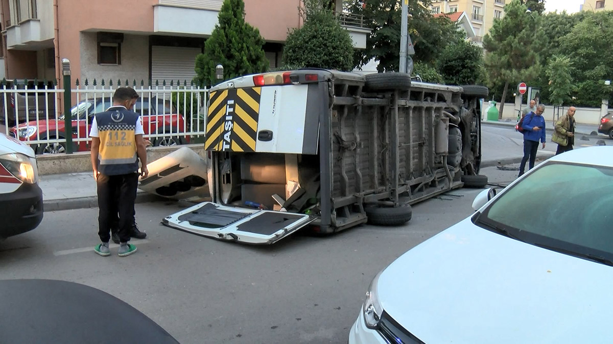 Kadıköy'de işçileri taşıyan iki servis minibüsünün çarpıştığı kazada bir kişi yaralandı. Yaralı kadın, olay yerine gelen ambulansla hastaneye kaldırıldı.