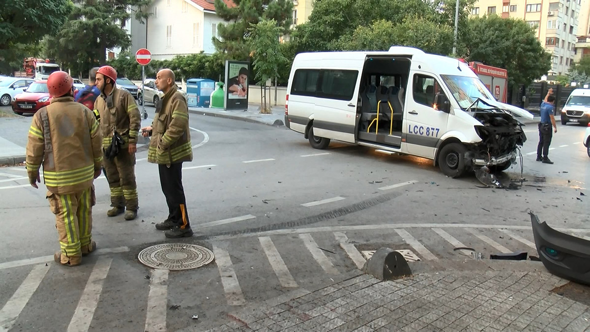 İşçileri taşıyan iki servis minibüsü çarpıştı