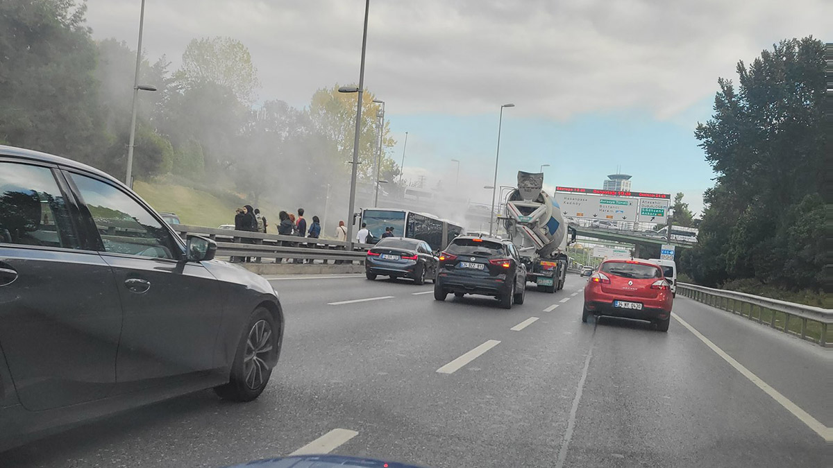 Metrobüsün motorunda yangın çıktı