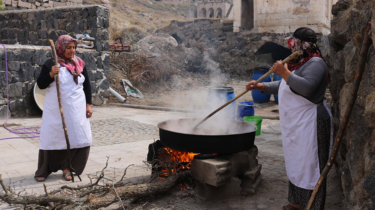 Kadınlar kurdukları kooperatifle aile ekonomisine katkı sağlıyor