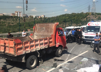 Kağıthane'de hafriyat yüklü kamyon devrildi