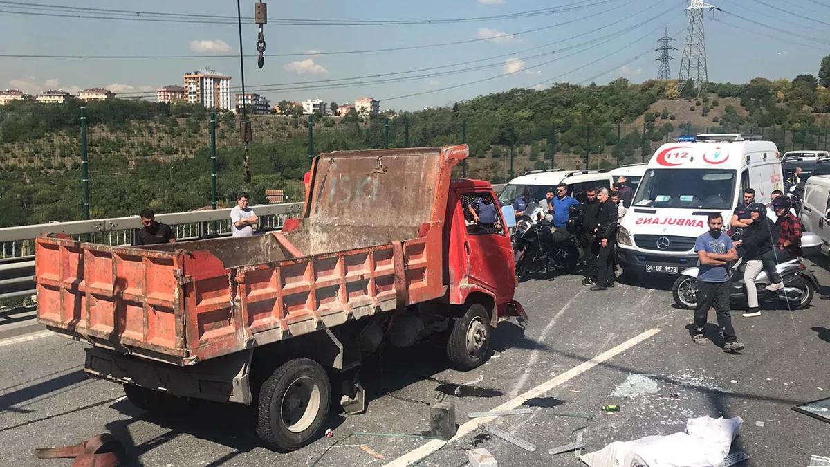 Kağıthane'de hafriyat yüklü kamyon devrildi