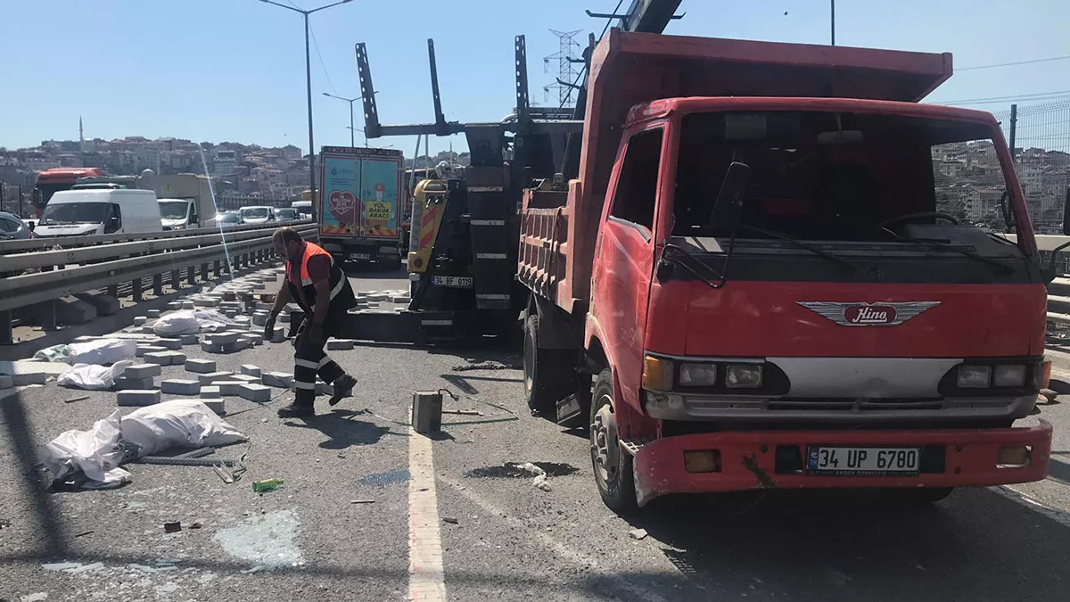 Kagithanede hafriyat kamyonu devrildi yol trafige kapatildi 1 6606 dhaphoto2 - i̇stanbul haberleri, yerel haberler - haberton