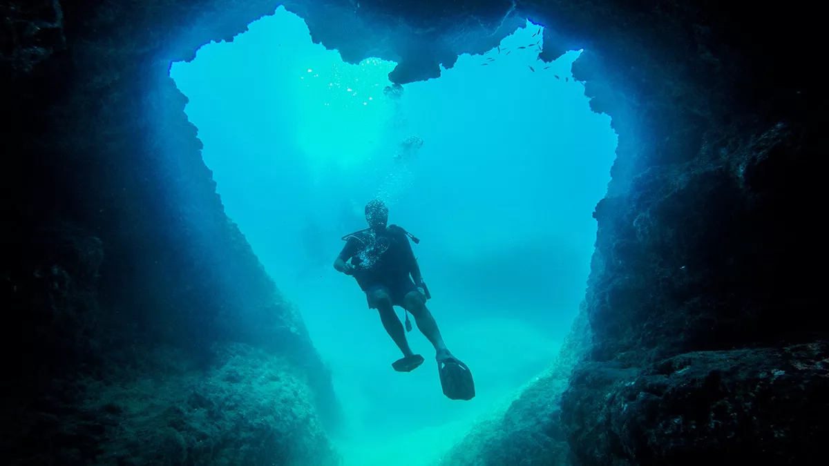 Antalya'nın dünyaca ünlü falezleri, su altındaki eşsiz güzellikleri, balık popülasyonu ve su altı habitatı ile hayran bırakıyor. Girişi kalp şeklindeki su altı mağarası dalgıçlar tarafından 'aşk mağarası' olarak adlandırılıyor ve yerli ve yabancı dalış tutkunlarını kendine çekiyor.