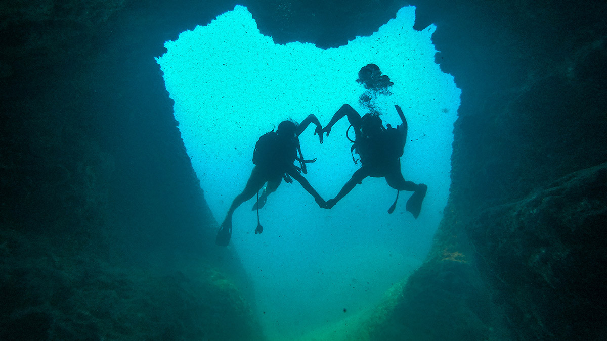 Kalp şeklindeki su altı mağarası hayran bırakıyor