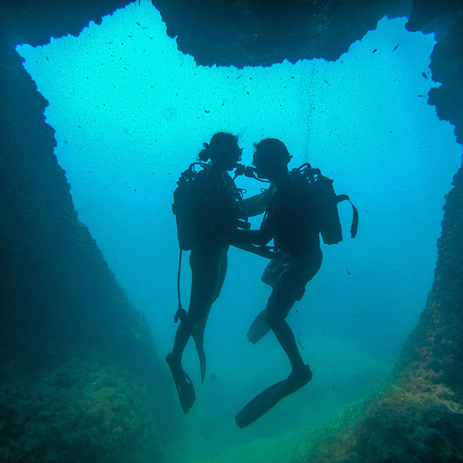 Kalp şeklindeki su altı mağarası hayran bırakıyor