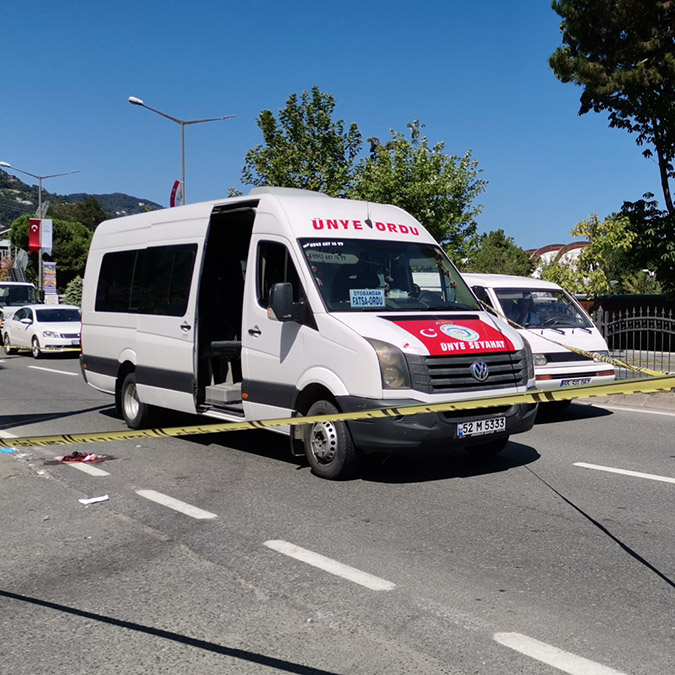 Seyir halindeki yolcu minibüsünden düşen Özlem yaralandı