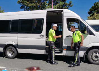 Seyir halindeki yolcu minibüsünden düşen Özlem yaralandı