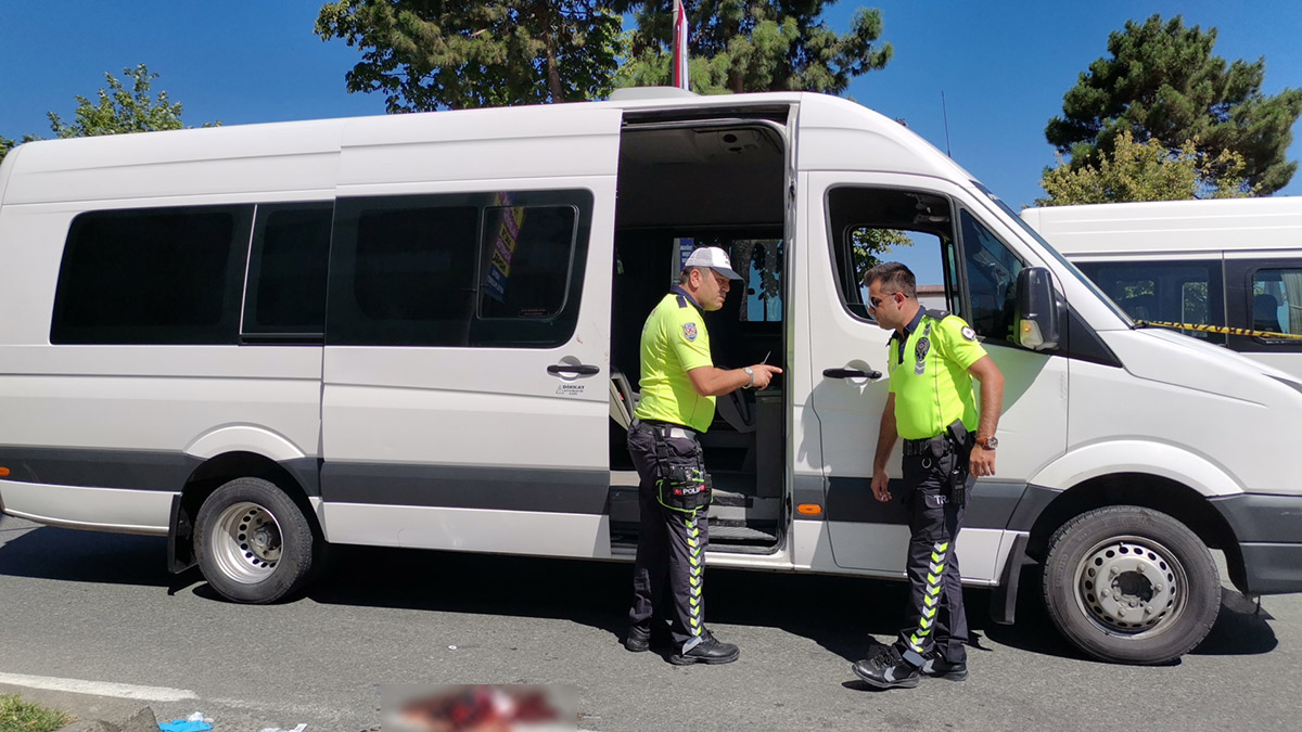 Seyir halindeki yolcu minibüsünden düşen Özlem yaralandı