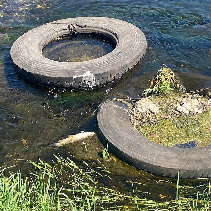 Karaçay Deresi'ne atılan atık lastikler toplandı