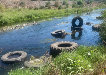 Karaçay Deresi'ne atılan atık lastikler toplandı