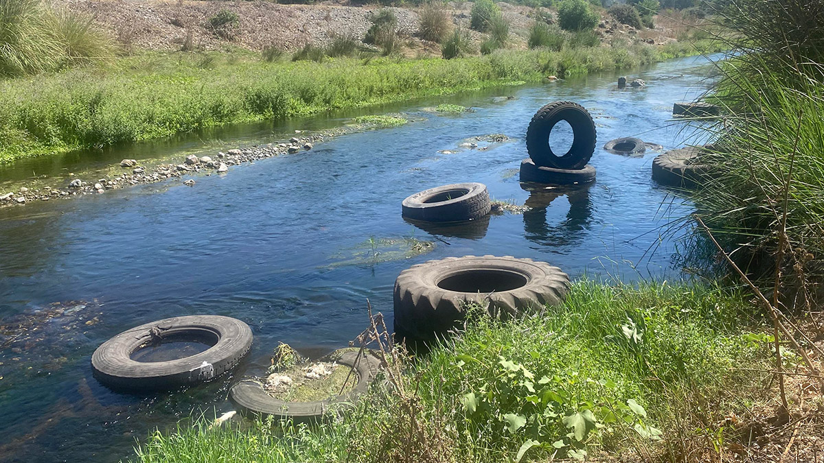 Karaçay Deresi'ne atılan atık lastikler toplandı
