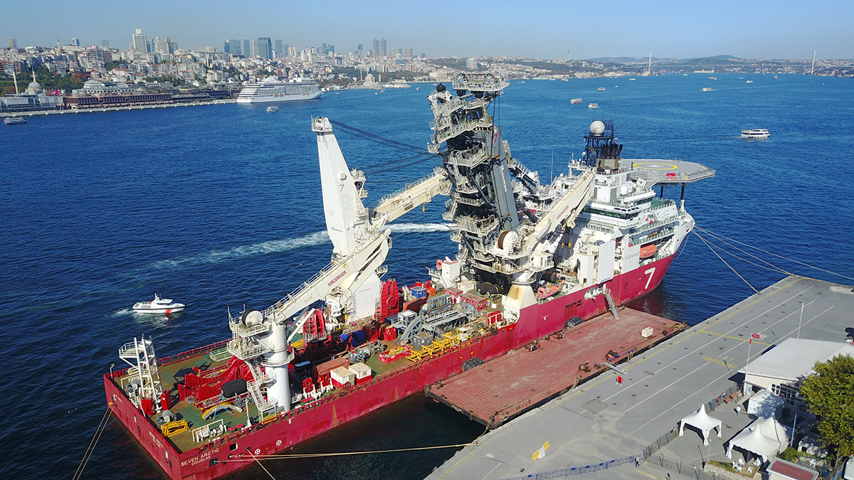 'Seven Arctic' gemisi Sarayburnu'na demirledi