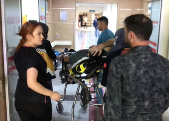 Ziyarete geldikleri iş yerinde saldırıya uğradılar
