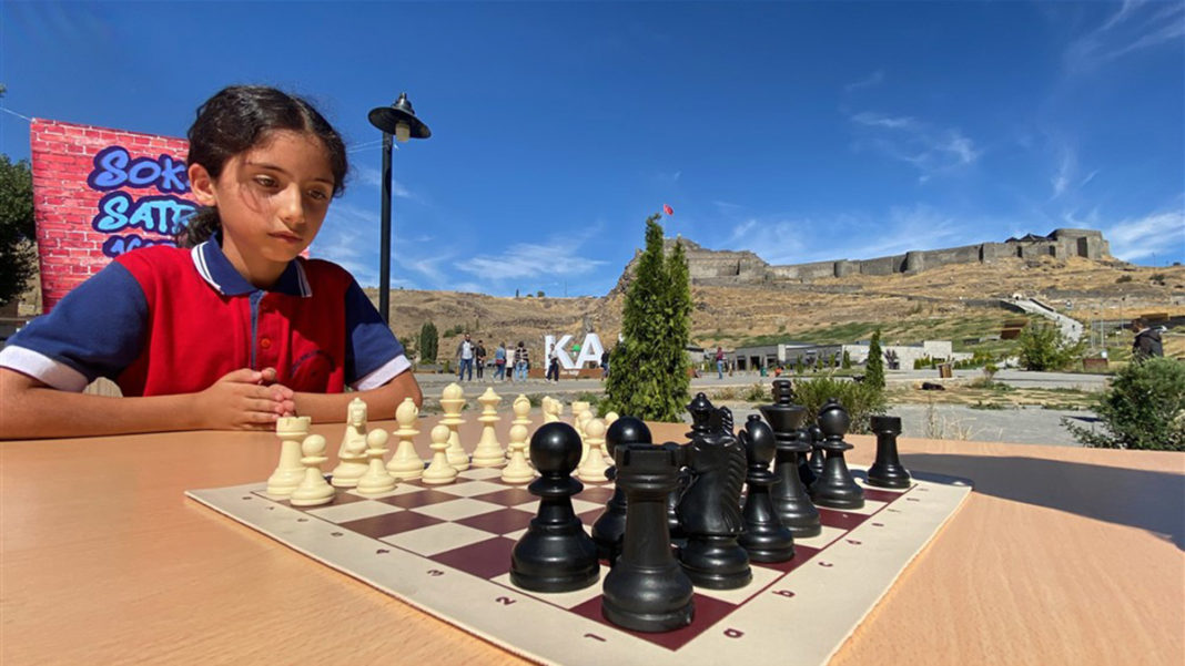 Kars'ta 'Sokakta satranç var'
