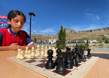 Kars'ta 'Sokakta satranç var'