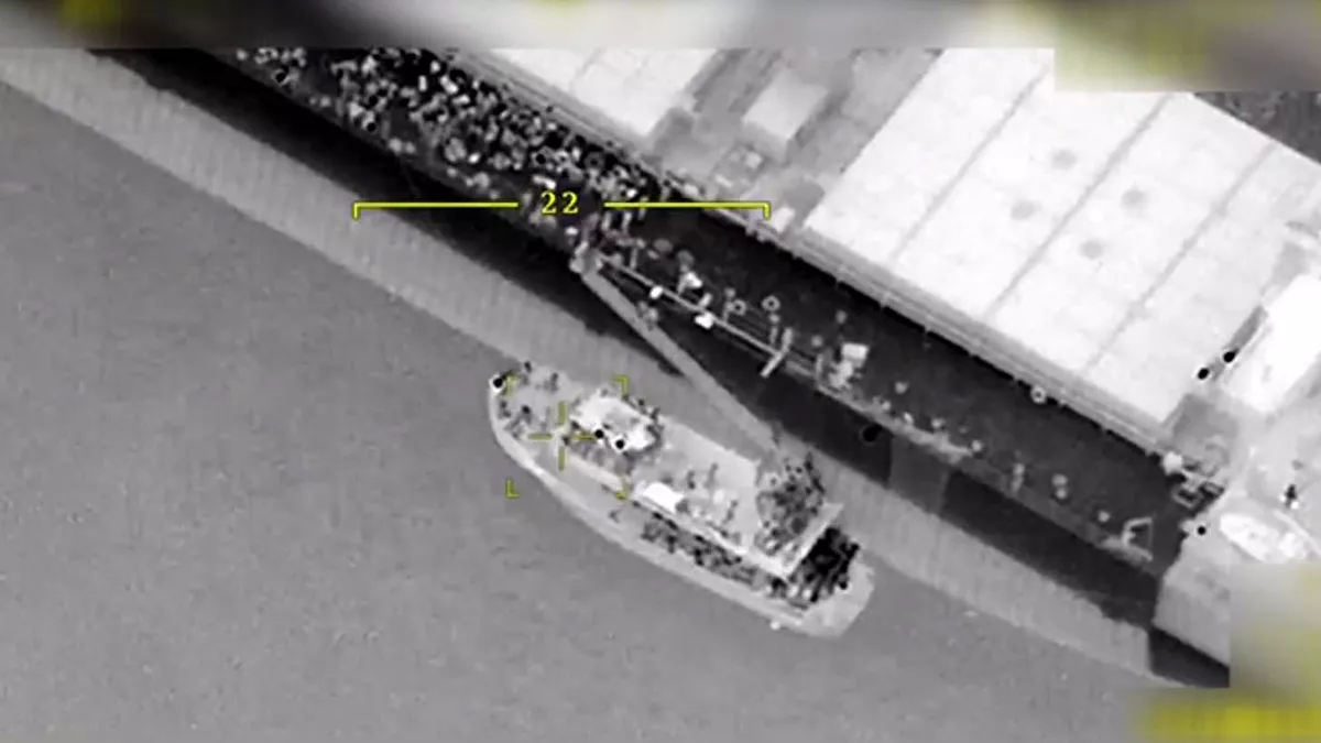 Kaş açıklarında imdat çağrısı yapılan gemide yaklaşık 283 kaçak göçmen olduğu belirlendi. Bölgedeki bir ticari gemiye alınan kaçak göçmenlerin, karaya getirilmesi için çalışma başlatıldı.