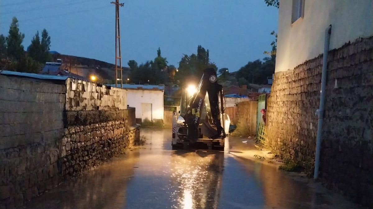 Kayseri'de sağanak yağış sele neden oldu