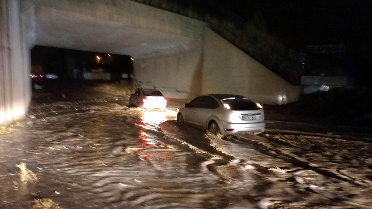 Kayseri'de sağanak yağmur; Evleri su bastı