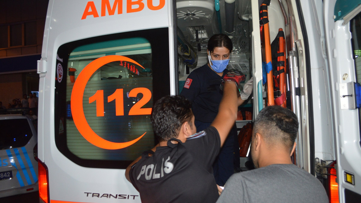 Kaza sonrası çıkan kavgayı ayırmak isteyen 3 polis yaralandı