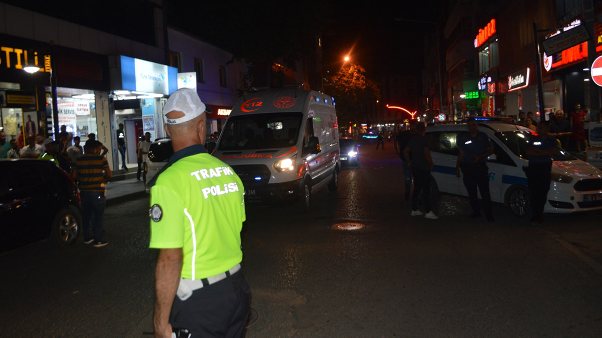 Kaza sonrası çıkan kavgayı ayırmak isteyen 3 polis yaralandı