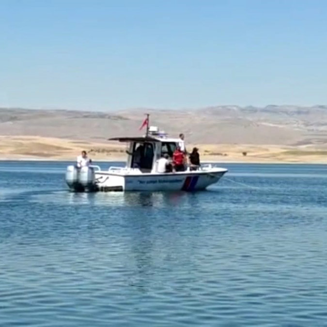 Batan teknedeki balıkçı 25 dalgıçla aranıyor