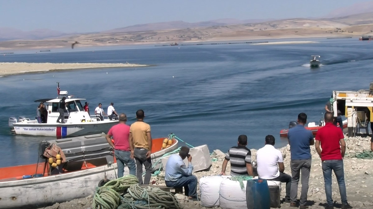 Keban Gölü'nde batan teknedeki balıkçı aranıyor