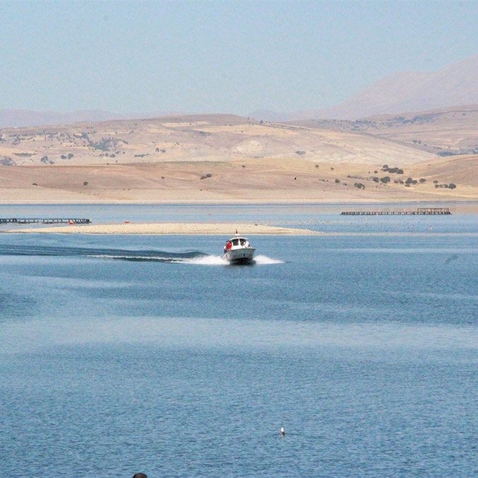 Keban Gölü'nde batan teknedeki balıkçı aranıyor