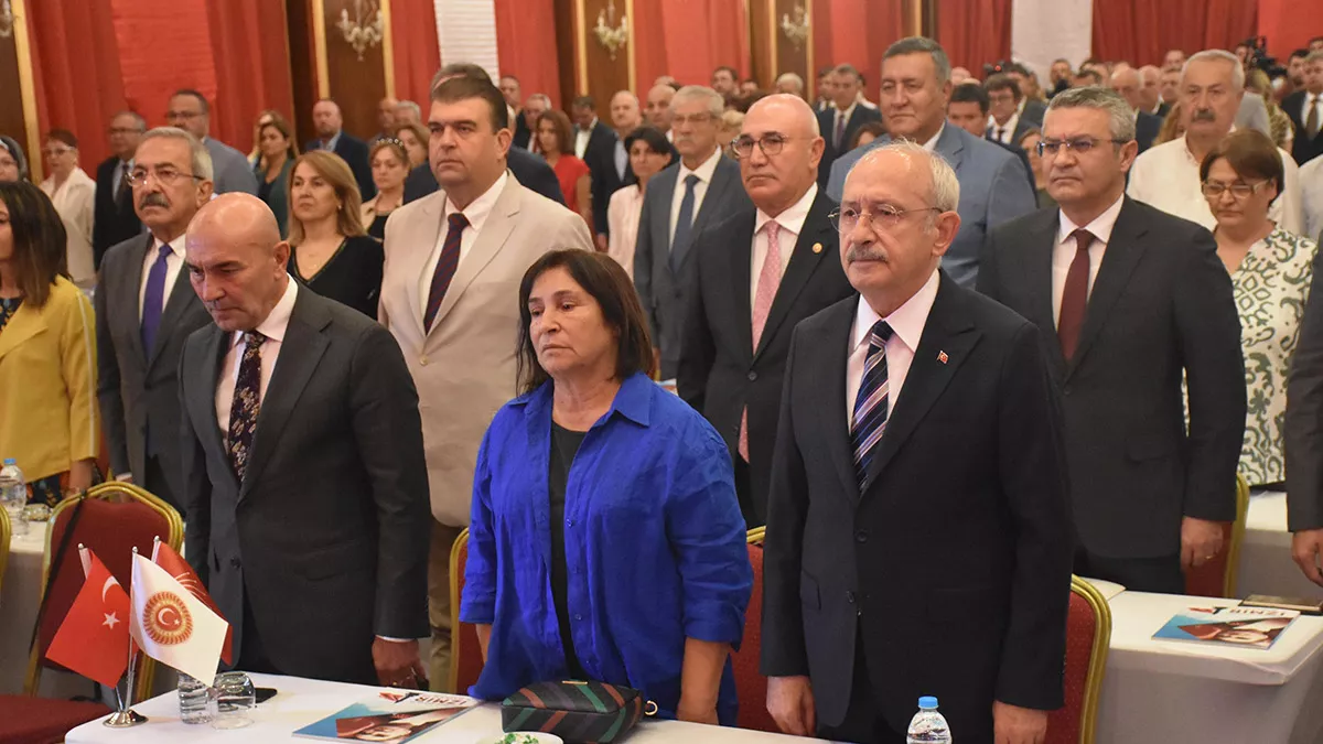 Chp genel başkanı kemal kılıçdaroğlu, "bu halk düşmanlarını beraber yenecek miyiz? Benimleyseniz benimle olduğunuzu da artık hissetmek istiyorum. Sırtımı size yaslayacağımı bilmek istiyorum" dedi.