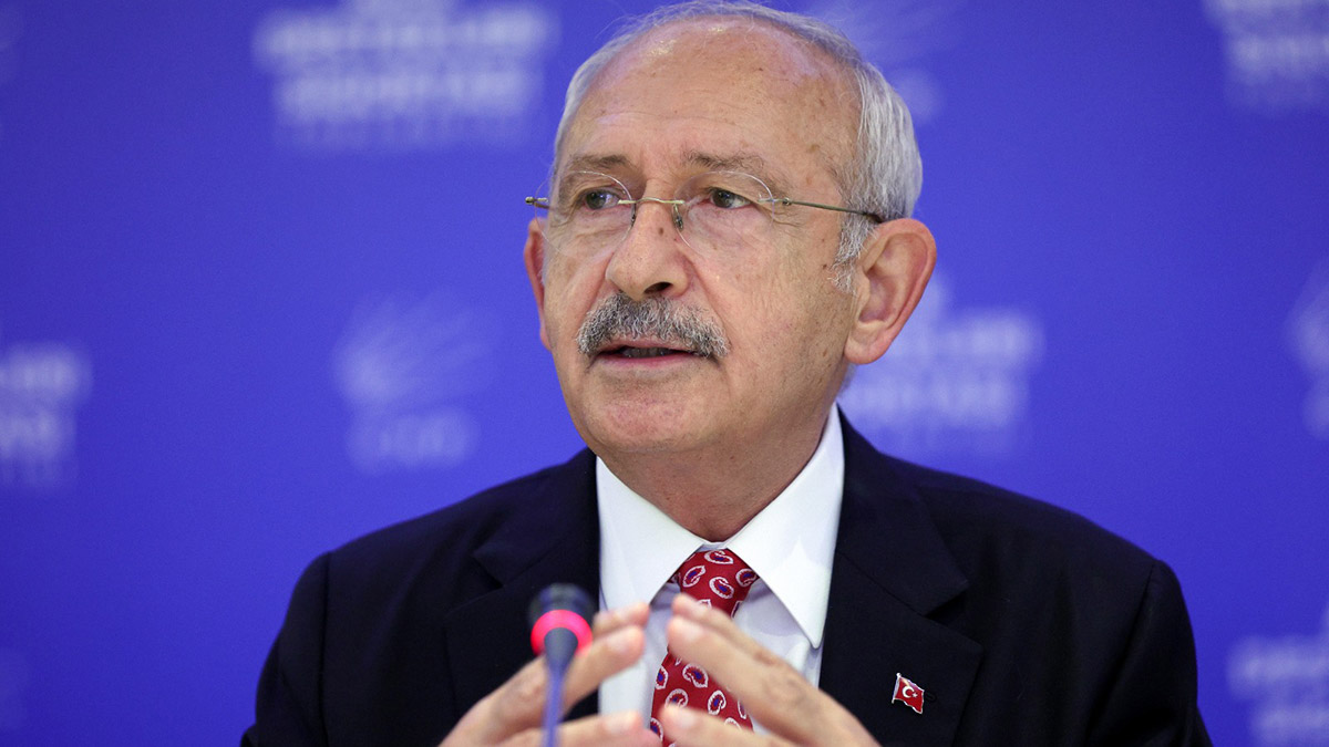 CHP Genel Başkanı Kemal Kılıçdaroğlu, İstanbul'da düzenlenen Ekonomi Muhabirleri ile Aile Destekleri Sigortası Buluşması'nda konuştu. Kılıçdaroğlu, "Ön gördüğümüz düzenleme ile yoksulluğu artık bu ülkede hiçbir siyasal parti istismar konusu yapamaz. Kişi yoksulsa sosyal devletin koruması altında olsun" dedi.