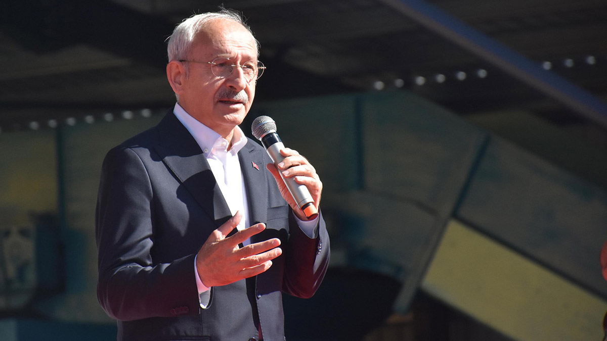 İzmir Büyükşehir Belediyesi'nin iştiraklerinden İzDoğa'nın İzdönüşüm Tesisi açılışına katılan CHP Genel Başkanı Kemal Kılıçdaroğlu, "Bizim çöp diye dışarı attığımız her şeyin aslında bir servet olduğunu bütün dünya biliyor. Bu serveti yeniden ekonomiye kazandırırken insan unsurlarının göz ardı edilmemesi lazım" dedi.